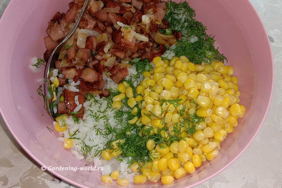 Салат с рисом и кукурузой – сытный и простой
